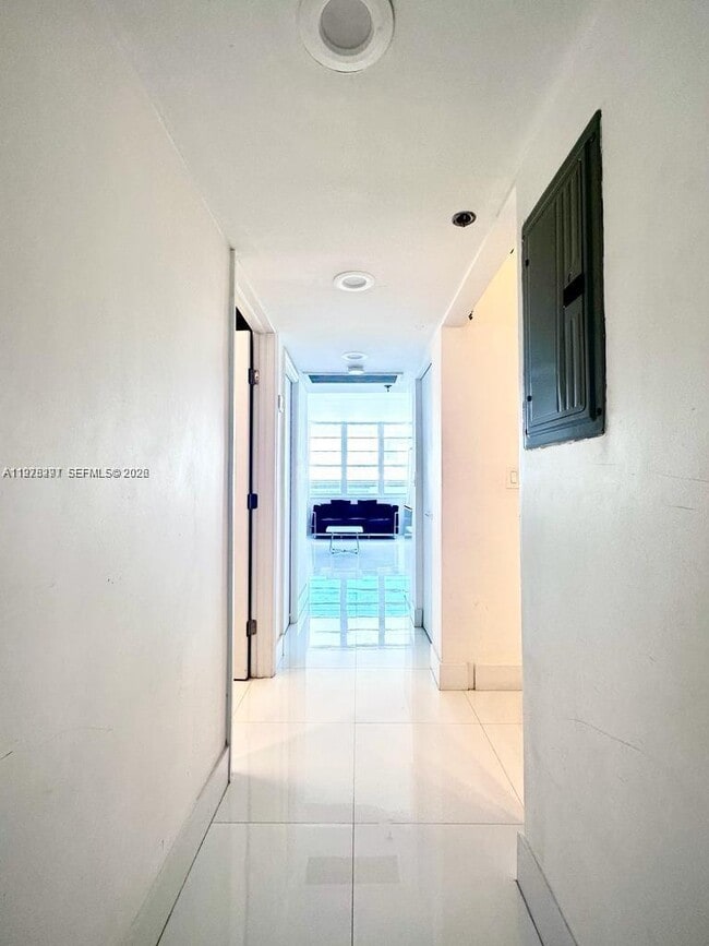 Building Photo - 100 Lincoln Rd