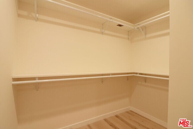 Building Photo - 918 N San Vicente Blvd
