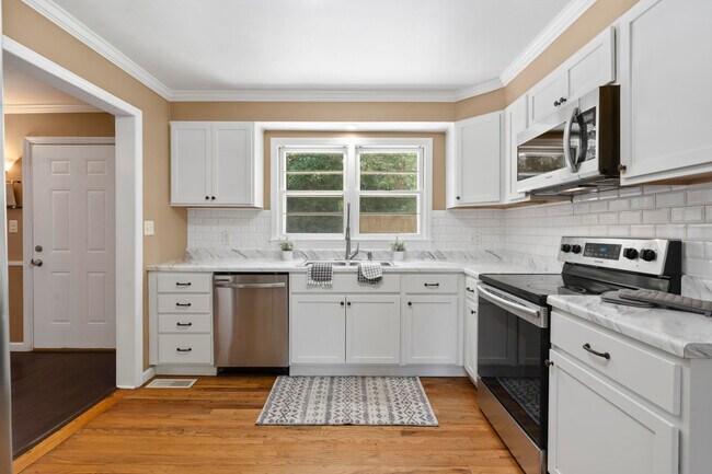 Building Photo - 3005 Pine Dr NE