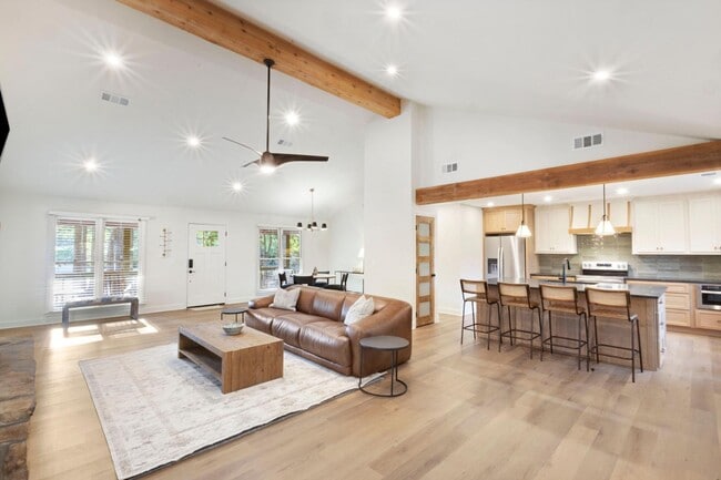 Building Photo - 550 N College St