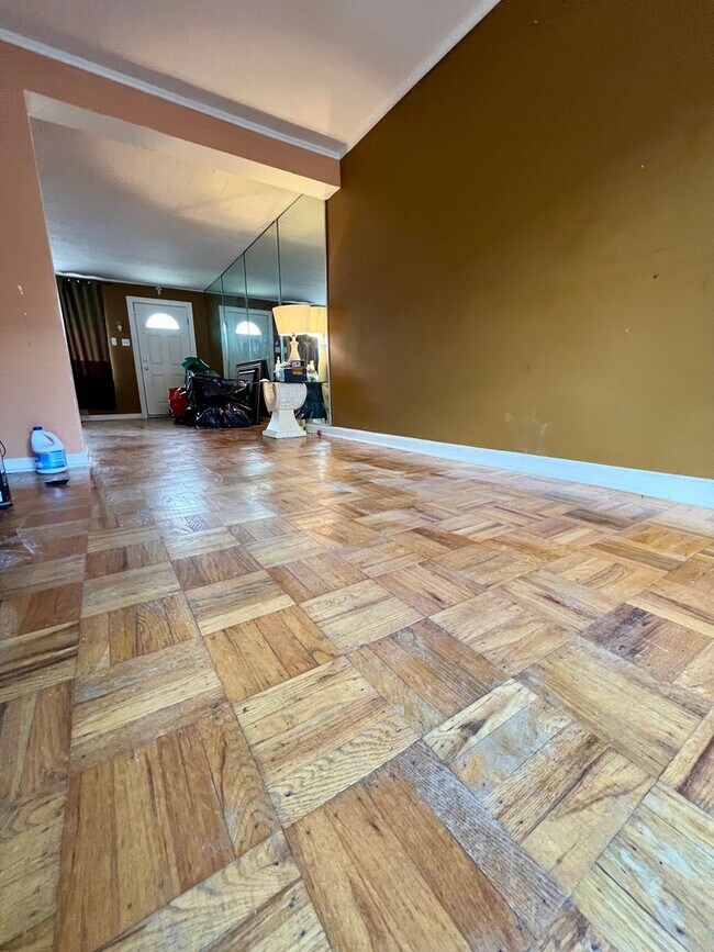 Building Photo - Stunning 3-Bedroom Townhome in Wissinoming! Available NOW!