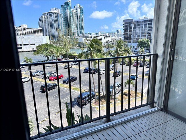 Building Photo - 800 Parkview Dr