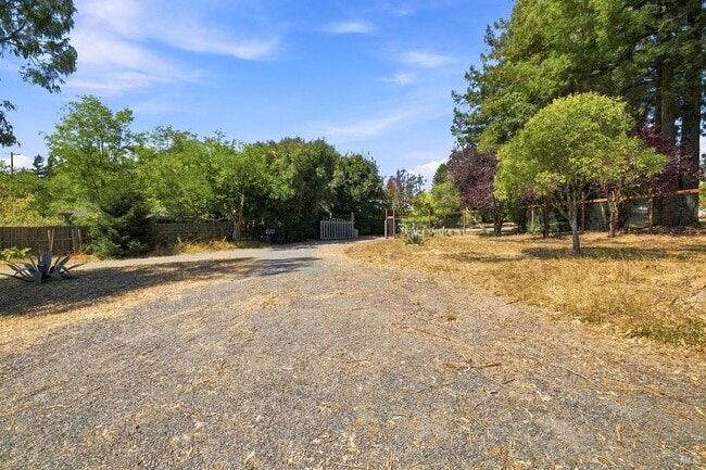 Building Photo - 143 Lone Oak Ln