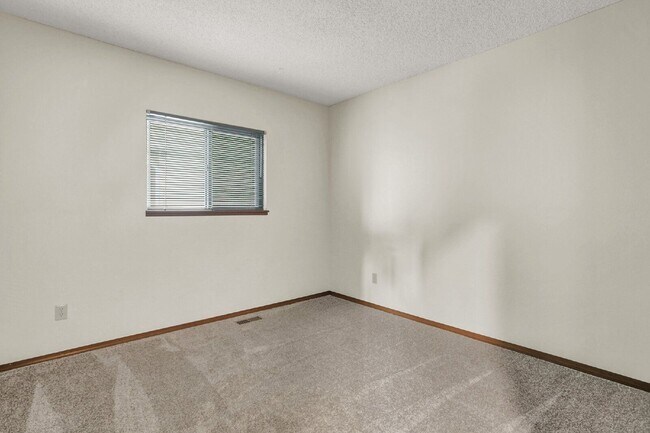 Building Photo - 6376 Chantilly Pl