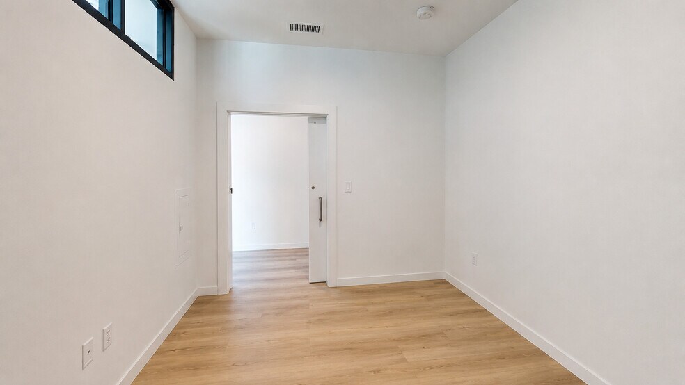 Minimalist bedroom with sliding door - Bissinger & Co.