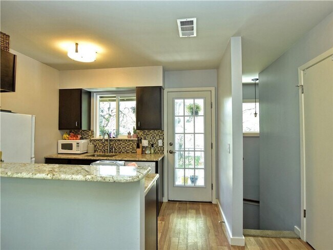 Building Photo - 1513 Travis Heights Blvd