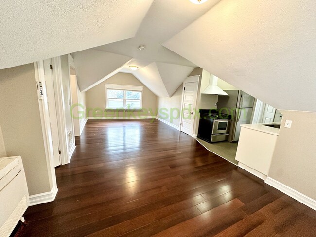 Building Photo - Gorgeous 1 Bedroom 1 Bath Top Floor Unit i...