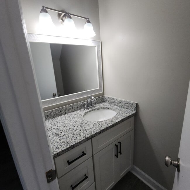 Building Photo - 2 Bedroom Townhouse Apartment FOR RENT in ...
