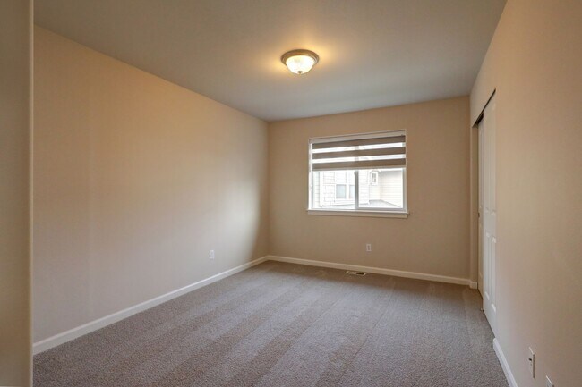 Building Photo - Well Maintained House Tucked Away on Dead-End Street Available!