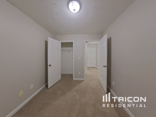 Building Photo - 38 Springbottom Dr SE