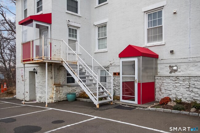 Building Photo - 104 East Ave