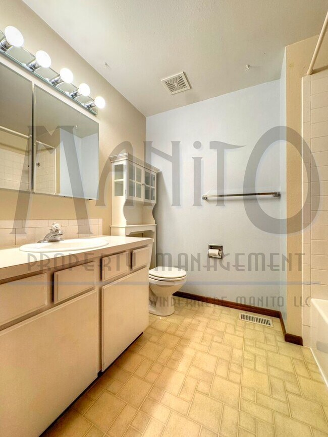 Building Photo - Entertainers Dream Home