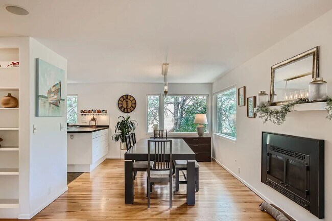 Building Photo - Fully Furnished Beautiful, 3 bedroom/2.5 F...