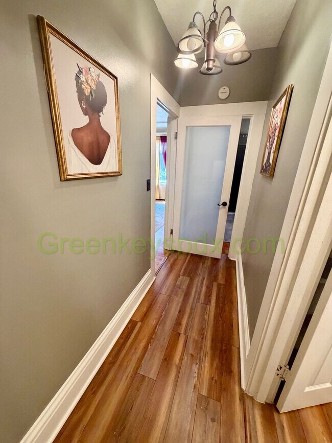 Building Photo - Awesome 4-Bed/2-Bath Craftsman Bungalow House Near Alberta District