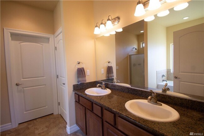 Building Photo - Beautiful 3 bed 2 bath stucco home in a newer area of homes. Just down the street from Park Orcha...