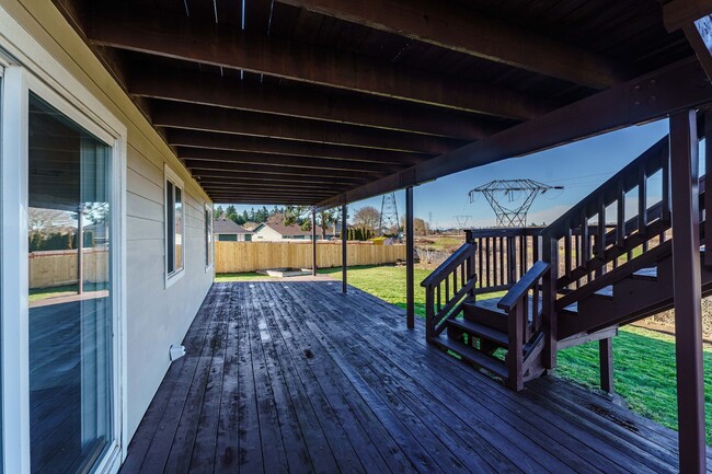 Building Photo - 4 Bedroom 2.5 Bathroom With Large Fenced B...