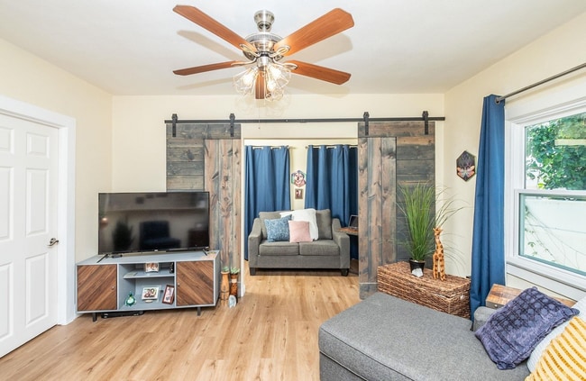 Building Photo - This 1bed/1bath bungalow comes with a BONU...