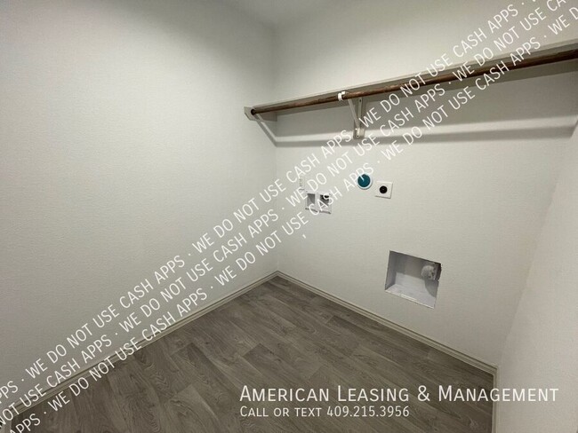 Building Photo - 1585 Holly Trails