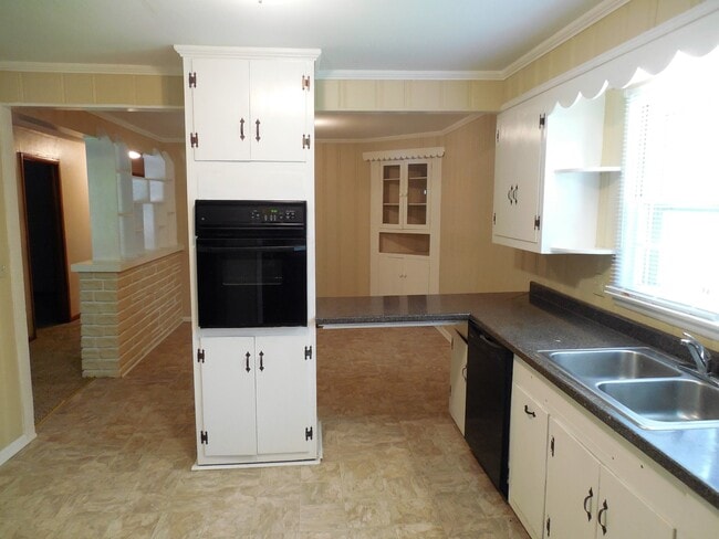 Building Photo - Great 3 Bedroom 2 Bath Home Nice Neighborhood