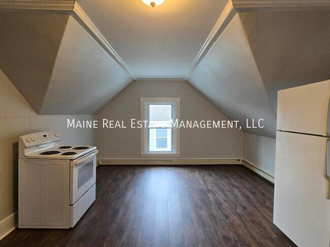 Building Photo - 139 Oak St