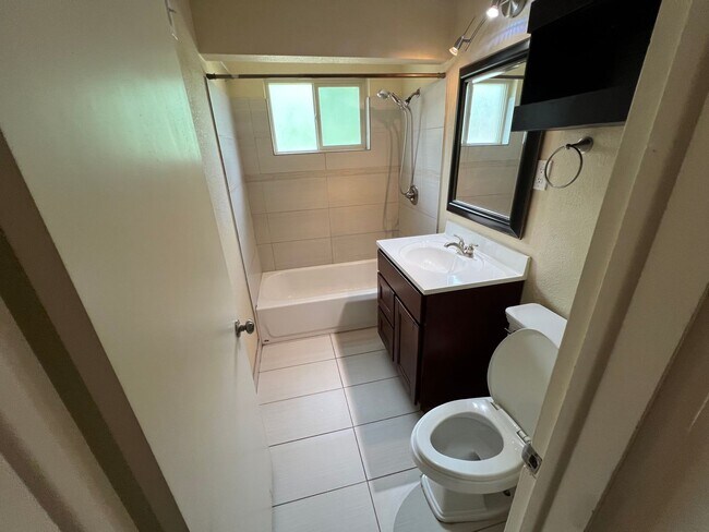 Building Photo - Spacious Lakewood Home