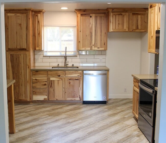 Building Photo - 3 Bedroom, 2 Bathroom Home in Chico with L...