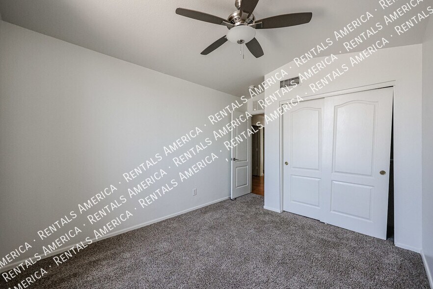 Building Photo - 568 E Sherri Dr