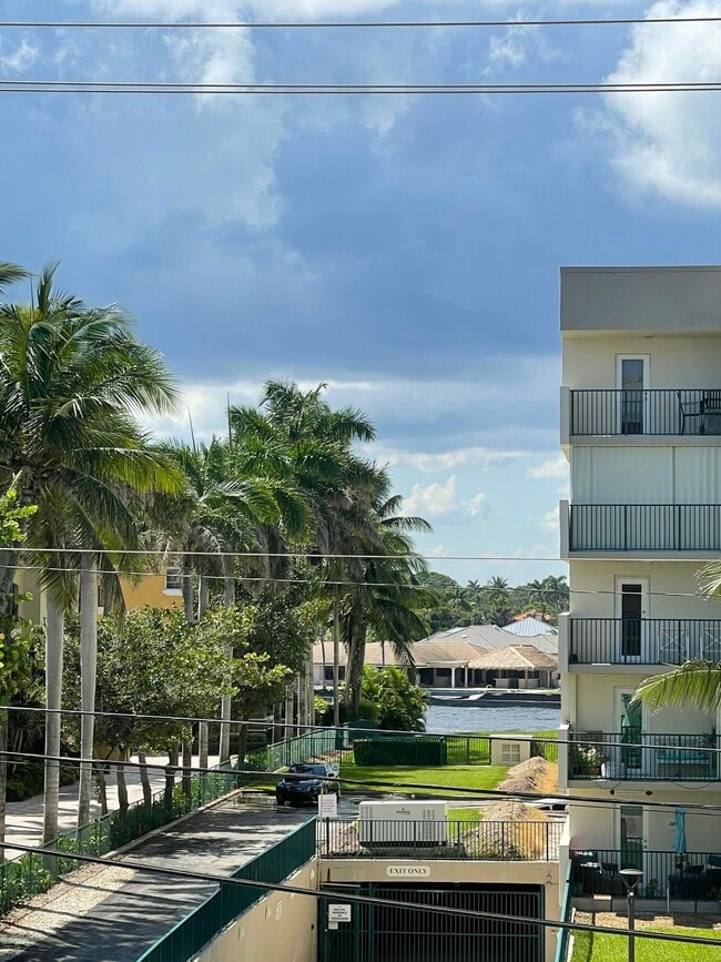 Building Photo - 1237 Hillsboro Mile