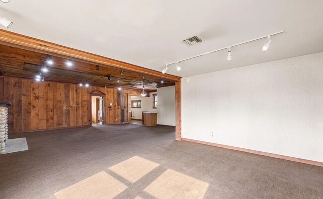 Building Photo - DNT-400 E Belle Terrace