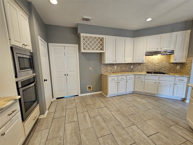 Building Photo - 15015 Dawnbrook Dr