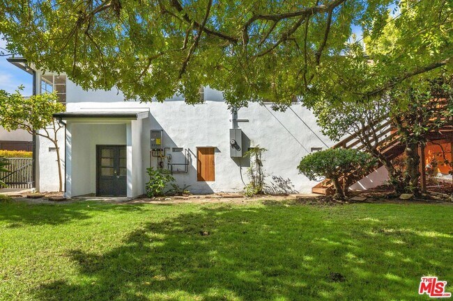 Building Photo - 3444 S Bentley Ave