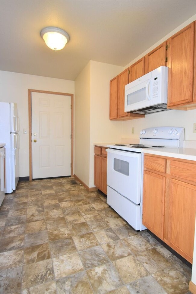 Building Photo - Townhouse style 2bed 1.5bath with attached garage