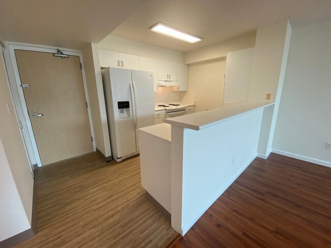 Building Photo - 1 Bedroom / 1 Bathroom Condo with Lanai + ...