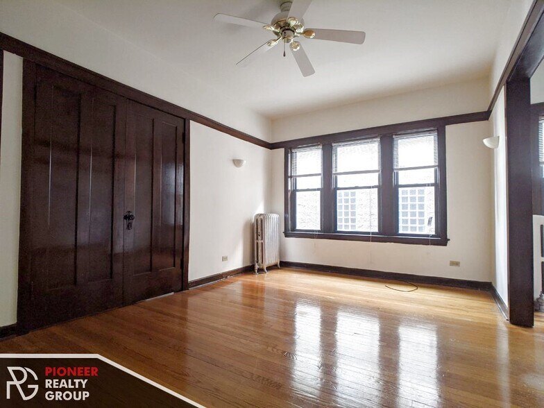 Building Photo - 822 W Waveland Ave