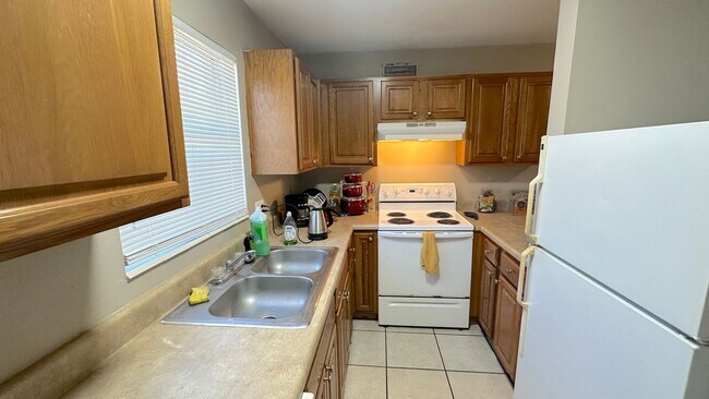 Building Photo - WALKABLE 2/1 TWN w/ & Washer/Dryer! Close ...