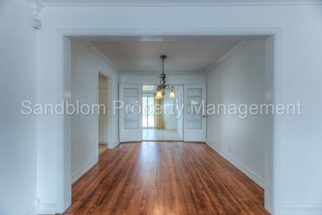 Building Photo - FOR LEASE | Brookside | $1300 Rent + $1300...