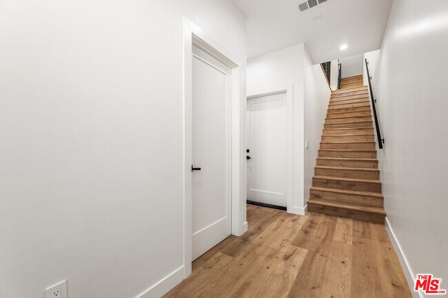Building Photo - 5120 1/2 Laurel Canyon Blvd