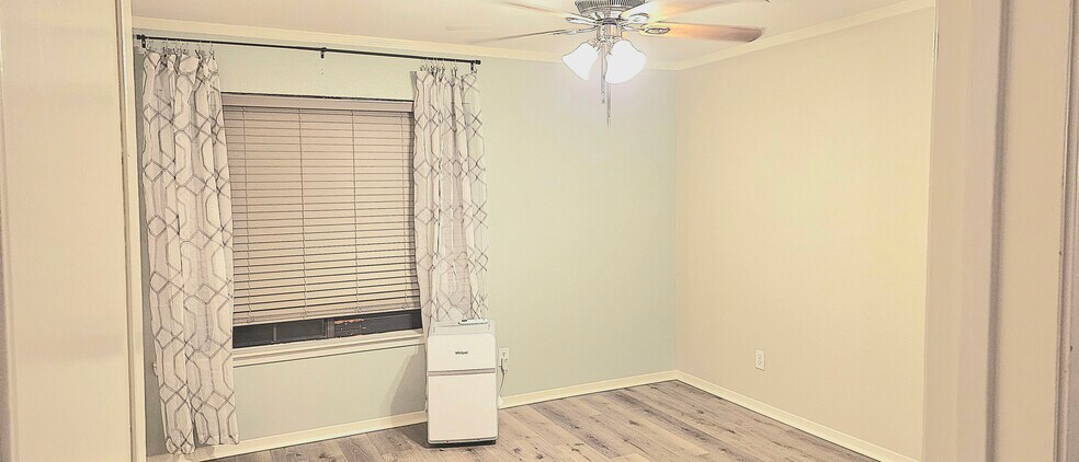 Building Photo - 1304 E Bayou Pky