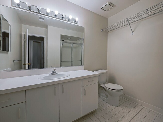 Building Photo - AVAILABLE NOW! Inviting 2-Bedroom, 2-Bath Condo in a Convenient Farmington Hills Community