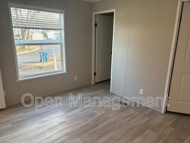 Building Photo - 16 English Village Park