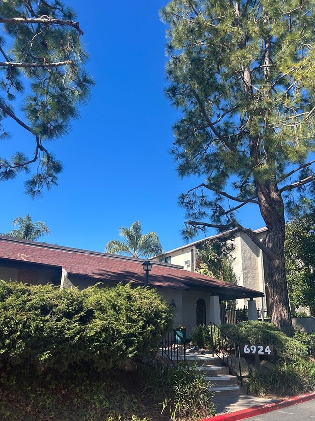 Building Photo - Spacious 1 bedroom Condo with Beautiful Views! Water, sewer, and trash included! Move In Ready! M...