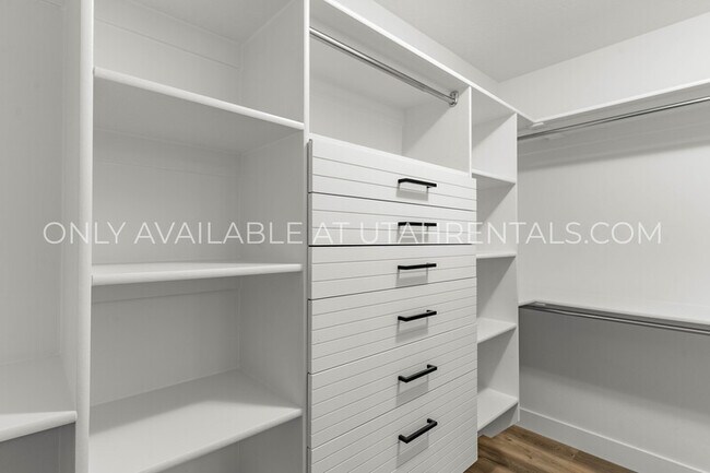 Building Photo - 4143 N Fairfield Dr