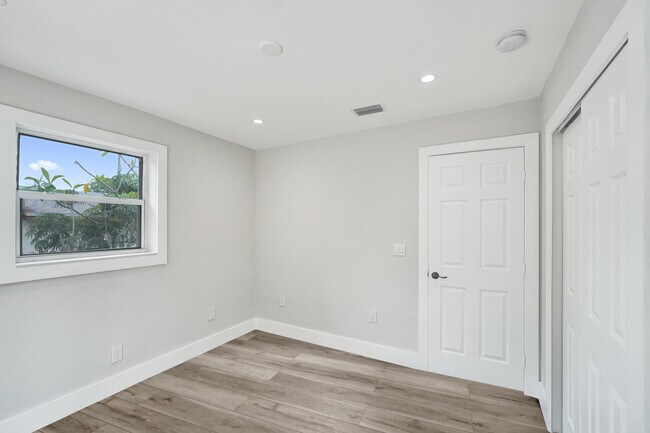 Building Photo - 5601 SW 36th Ct