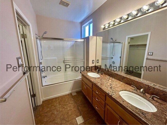 Building Photo - Charming 4 Bed/2 Bath NW Bakersfield Home ...