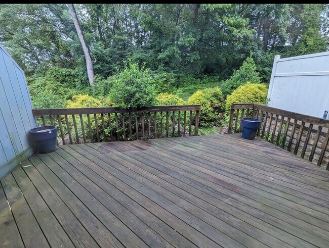 Building Photo - Charming and Convenient Townhome for Rent....