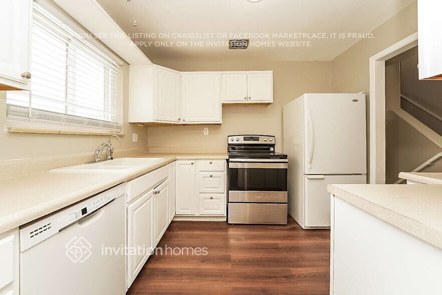 Building Photo - 402 S Robb Way