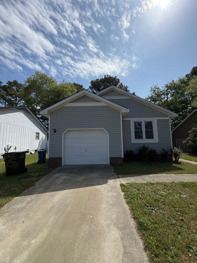 Building Photo - NEW LISTING!!