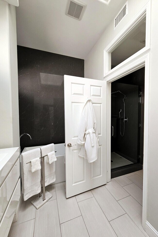 Building Photo - 78622 Waterfall Dr