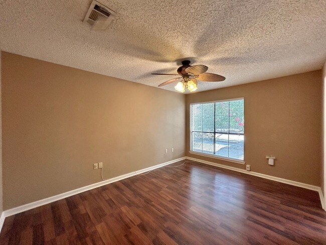 Building Photo - 2 Bedroom Townhouse Located on Siegen Lane...