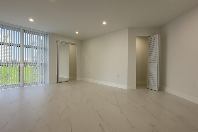 Building Photo - 18181 NE 31st Ct